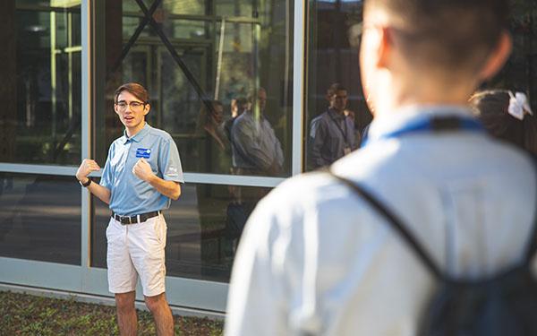 A Student Admissions Representative gives a campus tour.